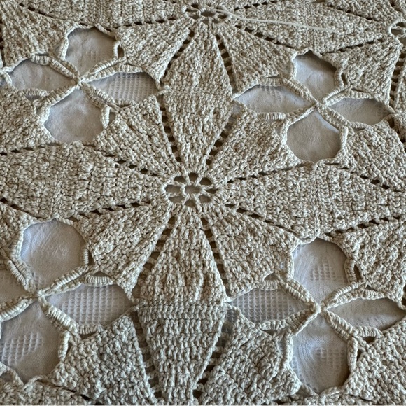 76” x 84” Vintage Handmade Crochet Floral Bedspread Blanket - Picture 8 of 11